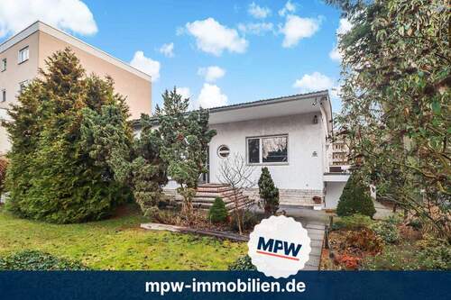 Hausansicht - Charmantes WEG-Haus: ca. 1.700?m² Garten und viel Potenzial zum Gestalten