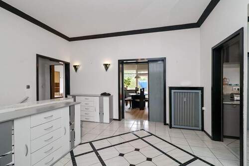 Flur / Eingangsbereich - 8 Zimmer Einfamilienhaus zum Kaufen in Berlin