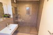 Hauptbad mit Dusche - 