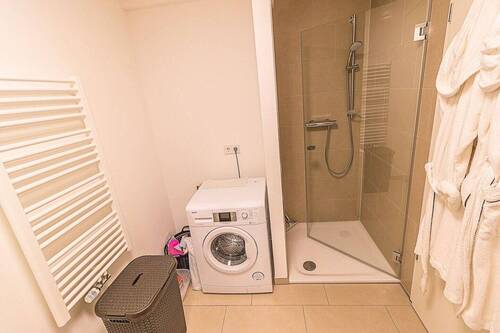 Gästebad mit Dusche & Waschma. - 