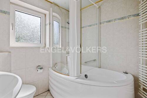 Bad mit Whirlpoolwanne - 
