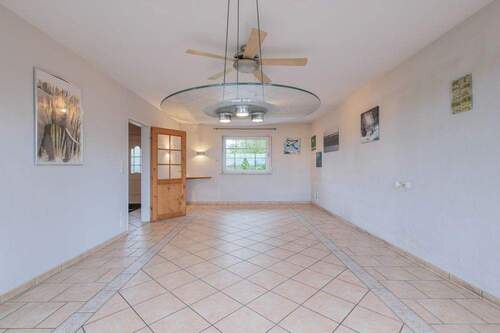 Wohnzimmer - 3 Zimmer Mehrfamilienhaus, Wohnhaus in Königshügel