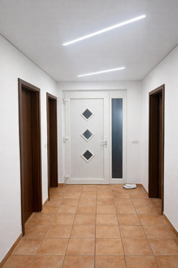 heller Eingangsbereich - 4 Zimmer Etagenwohnung in Wolfsburg