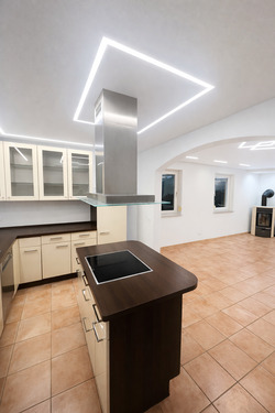 Großzügiger offener Wohn-Essbereich mit Kamin - 