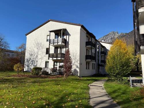 Hausansicht - Helle 2-Zimmer-Wohnung in Bad Reichenhall mit zwei Balkonen und Blick ins Grüne