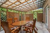 12,60 m² überdachte Terrasse (begehbar aus Wohn- und Schlafzimmer) - 
