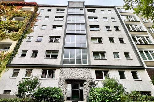 Hausansicht-Strasse - Ruhige 2 12 Zimmer-Wohnung in begehrter Berlin-Wilmersdorf Lage!