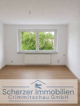 Wohnzimmer - teilsanierte 3-Zimmer Wohnung im 2. OG im Pleißenweg, Neukirchen, beziehbar ab 01.08.2026