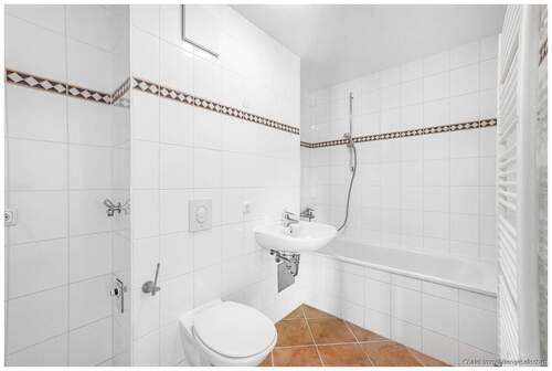 Badezimmer mit Wanne - 