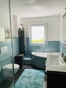Modernes Bad mit Fenster - 