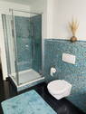 Modernes Bad mit Dusche - 