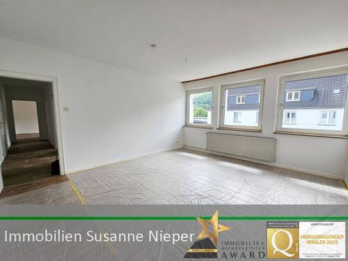 Wohnzimmer - Optimal aufgeteilt und lichthell mit Einbauküche in Hagen