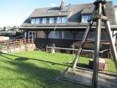 Rückseite Hauptgebäude mit Garten - 