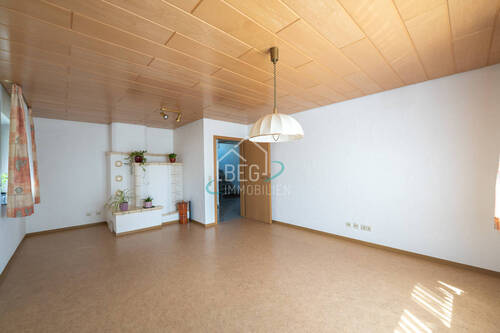 Mit weiterem Kachelofen - 