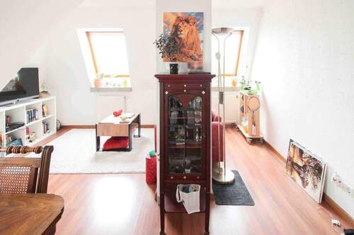 Wohnzimmer mit Blick zum Fenster - Etagenwohnung mit 43,00 m&sup2; in Dresden zum Kaufen