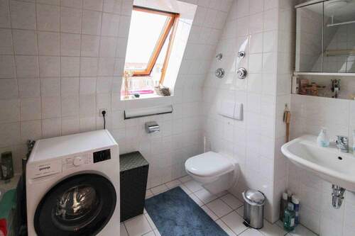 Badezimmer mit Fenster und Wanne - 