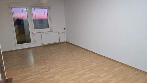 Wohnzimmer mit Sonnenuntergang - 3 Zimmer Etagenwohnung in Berlin