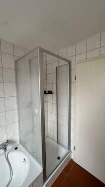 Bad mit Badewanne und Dusche / WC - Etagenwohnung mit 81,60 m&sup2; in Sigmaringen zur Miete