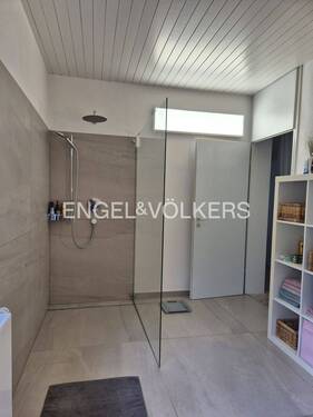 Badezimmer mit bodentiefer Dusche - 