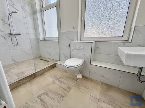 Badezimmer - Neu. Schön. Altstadt. - Frisch renovierte 4-Zimmerwohnung in Kiel - Kiel-Altstadt