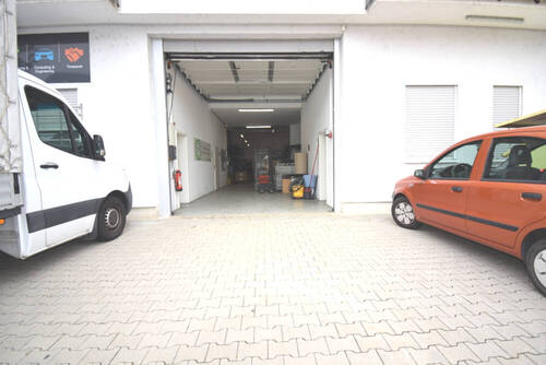 Zufahrt - Vielseitig nutzbare Halle mit Büroetage im Gewerbegebiet