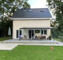 Berlin-Biesdorf: massives EFH mit Einbauküche und Pool auf 579m² Grst., Bj. 2022, 5 Zi. - Berlin / Biesdorf