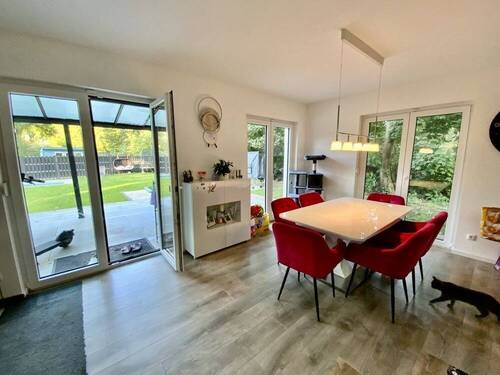 Wohnzimmer mit Essplatz - 5 Zimmer Einfamilienhaus in Berlin / Biesdorf