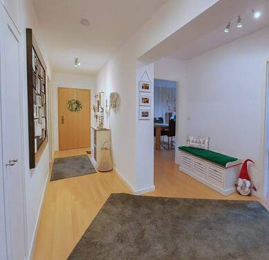 offener Eingangsbereich und Flur - 