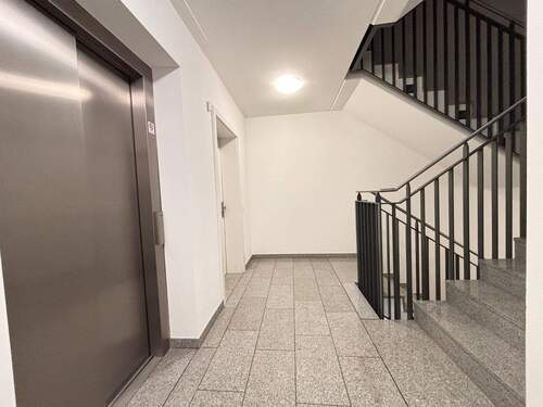 Treppenhaus und Fahrstuhl.JPEG - 