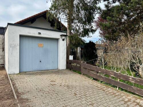 Garage und Stellplatz - 
