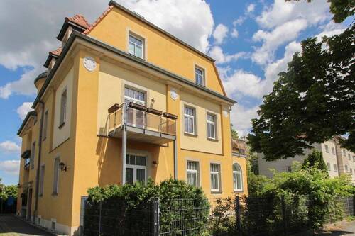 Hausansicht mit Balkon im Obergeschoß - 