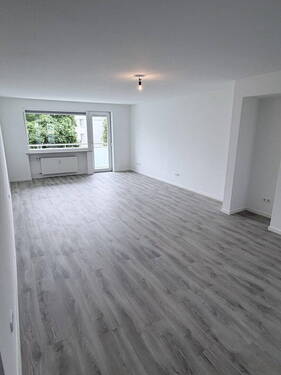 Bild 1 - Lichtdurchflutete 3 Zimmer Wohnung in München-Moosach mit Balkon,Loggia &Moderner Sanierung