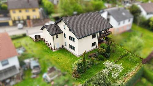 Hausansicht mit Grundstück - 8 Zimmer Mehrfamilienhaus, Wohnhaus zum Kaufen in Wertheim