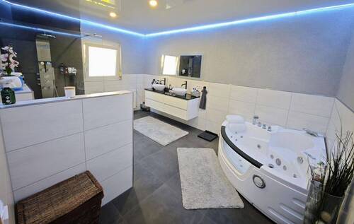 neues Bad mit Whirl Wanne - 