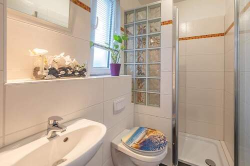 Gäste-WC mit Dusche - 