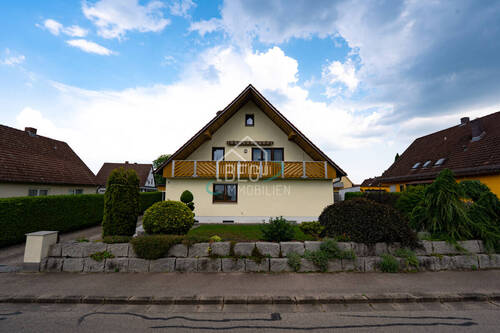 Ansicht Straße - Zweifamilienhaus mit ausgebautem Spitzboden, Keller, Garage & Gartenoase