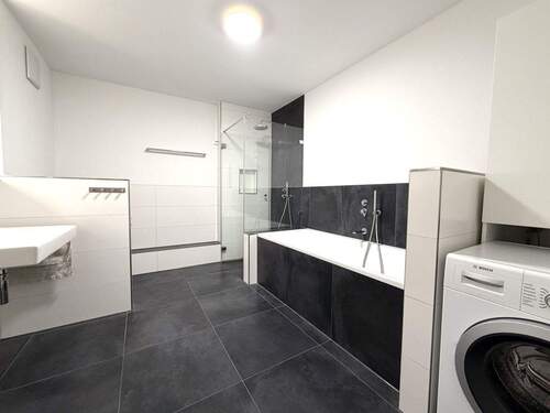 Badezimmer mit Dusche und Wanne - 