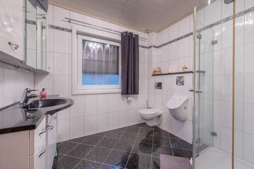 Geräumiges Duschbad - 