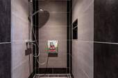 ...und barrierearme Dusche - 