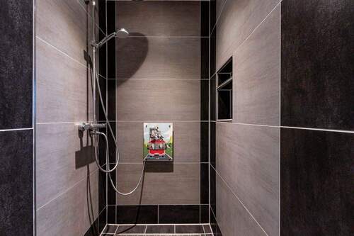 ...und barrierearme Dusche - 