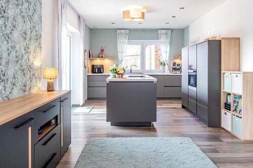 Wohnbereich Richtung Küche - 6 Zimmer Mehrfamilienhaus, Wohnhaus zum Kaufen in Harsefeld