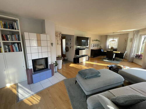 Wohn- und Essbereich mit Kamin - 