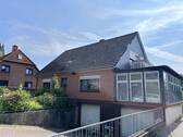 Titelbild - Vollunterkellertes Einfamilienhaus mit vermieteter Einliegerwohnung und viel Potential