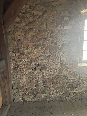 massives, trockenes Mauerwerk - 