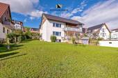 Außenansicht - Geräumiges Zweifamilienhaus mit Garten, Garage, modernisiertem Dach und Ausbaureserve in Remshalden