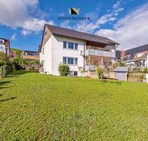Geräumiges Zweifamilienhaus mit Garten, Garage, modernisiertem Dach und Ausbaureserve in Remshalden