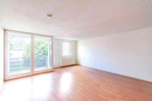 Wohnen - JETZT SICHERN! Renovierungsbedürftige 1,5-Raum-Wohnung mit Balkon, Tageslichtbad und Stellplatz