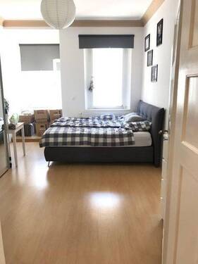 Zimmer 1 mit Erker - Gemütliche zentrale Altbauwohnung