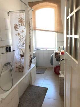 großes Tageslichtbad WM-An. - 2 Zimmer Etagenwohnung in Fürth