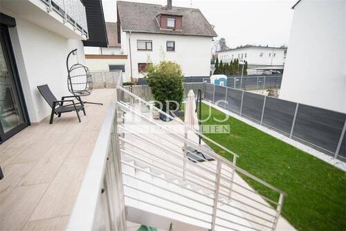 Außenansicht Veranda Stufen - 6 Zimmer Mehrfamilienhaus, Wohnhaus zum Kaufen in Obertshausen